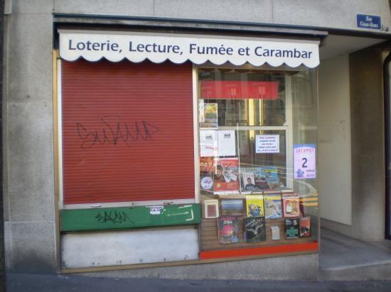 Lausanne. Loterie, lecture, fumée et carambar.